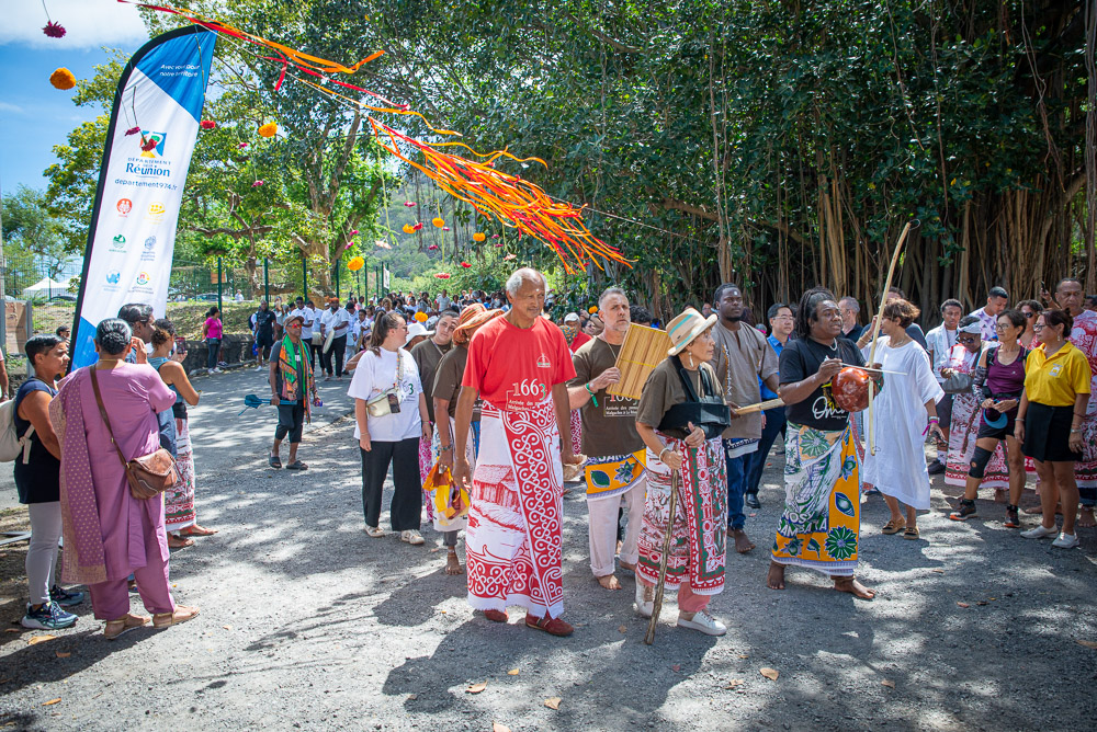 Défilé en tenues colorées traditionnel  