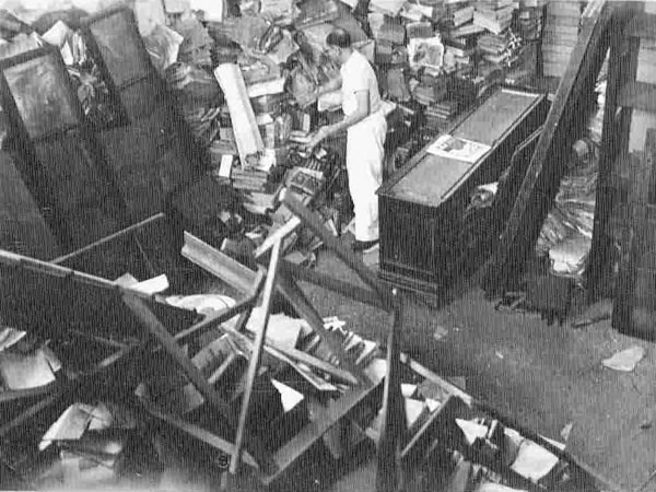 L’archiviste Monteil au milieu des documents transférés en 1939 (ADR, 2 FI 37/1/1)