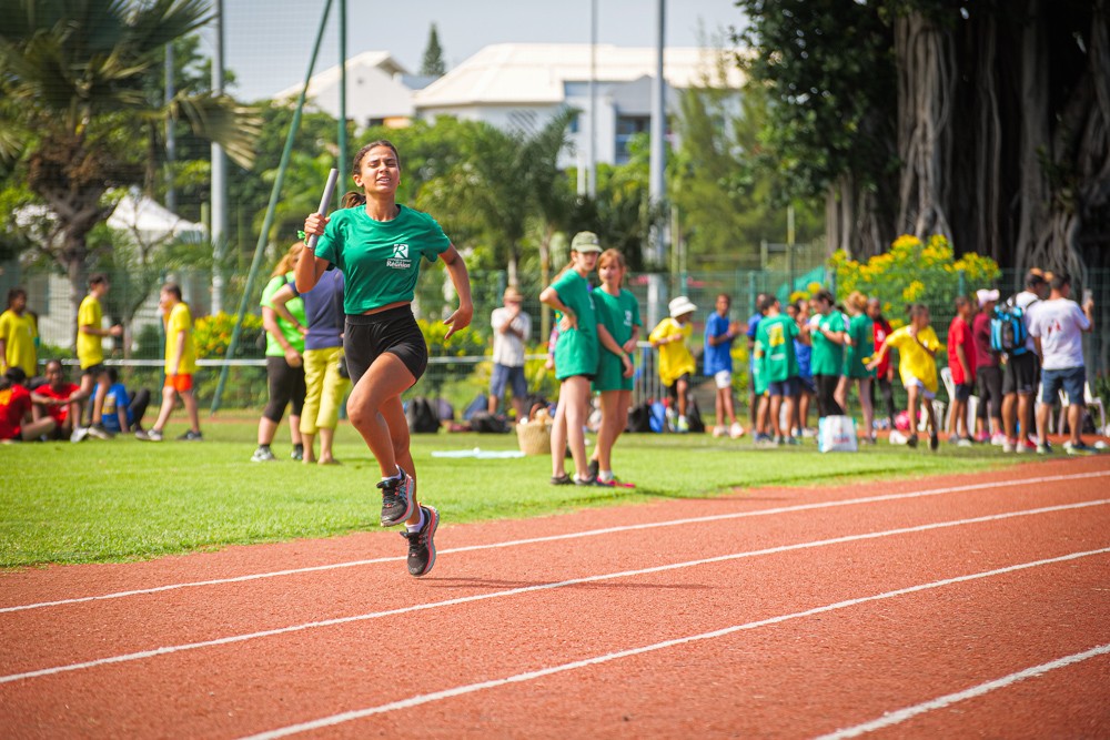 une jeune fille participe à la course de relais