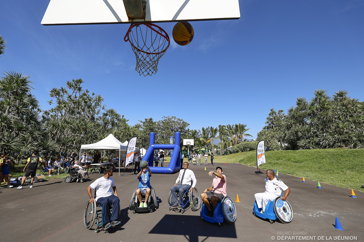 Match de basket en fauteuil roulant