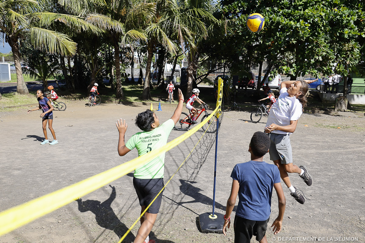 Jeu de volley ball entre divers enfants de l'association de volley