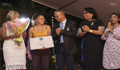 cyrille melchior remet le premier prix à Larrissa Balthazar aux cotés des élues Béatrice SIGISMEAU et Jacqueline HENRY