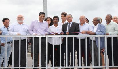 Cyrille Melchior, Jean Marie Virapoullé, Patrick Malet, Jean-Paul Virapoullé, les élus et la population sur le pont pour l'inauguration