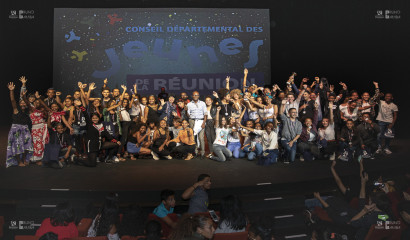 photo de groupe sur la scène du théâtre de Champ Fleuri, des danseurs et slameurs de l'édition 2019