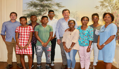 Les lycéens malgache avec leur professeur et l'élu délégué aux affaires internationales