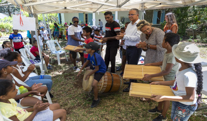 atelier d’apprentissage d'instruments de musique tels le kayamb ou le roulèr, en présence notamment du Président du Département