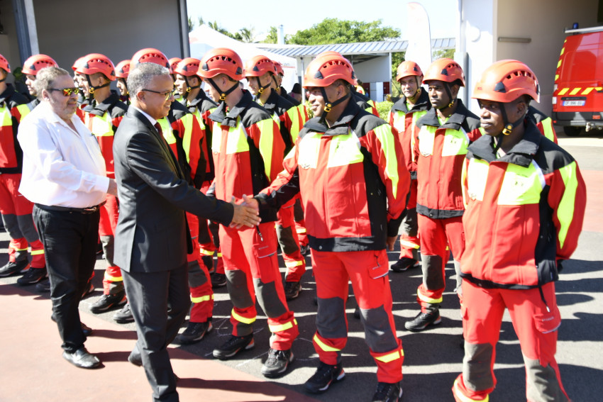 le président cyrille melchior serre la main des pompiers, suivi par Michel Fontaine maire de st pierre