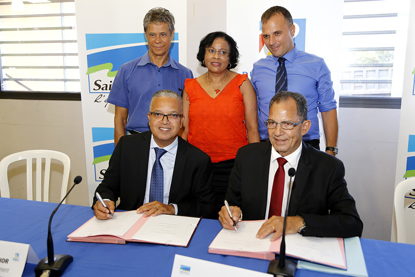 Cyrille Melchior, Président du Département et Richard Nirlo, Maire de Sainte-Marie, signent le pacte de solidarité
