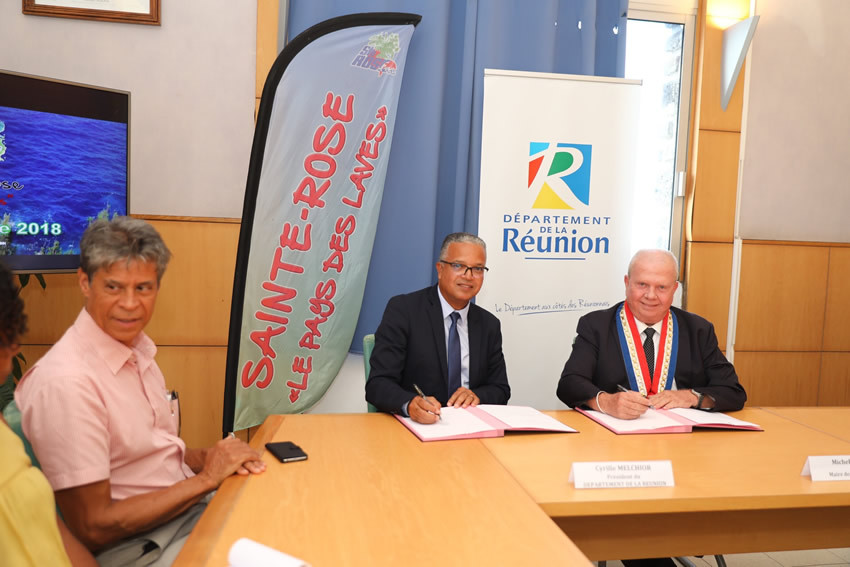 A la mairie de Sainte-rose, Michel Vergoz et Cyrille Melchior signe le pacte de solidarité