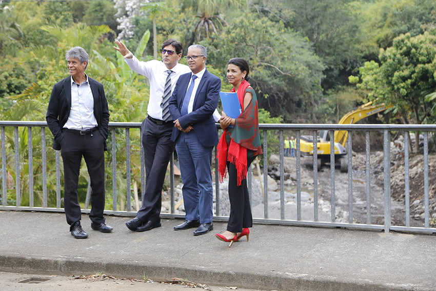 les élus se rendent sur un chantier d'aménagement d'une rivière