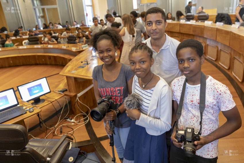 Accompagnés de leur professeur, une équipe de photographe et vidéaste du Collège FAYARD de Saint André, ont immortalisé l'élection du Conseil Départemental des Jeunes