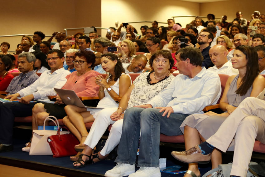 Elus, personnalités et le public dans la salle