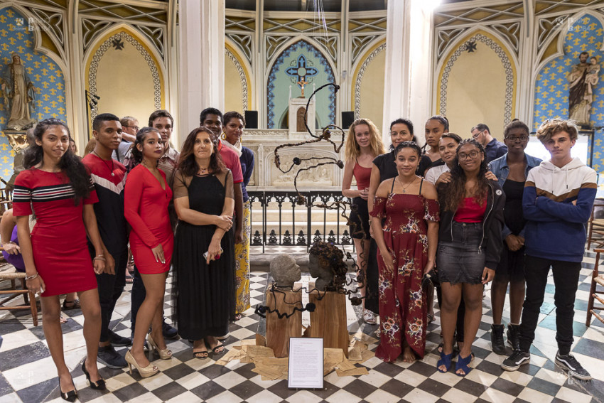 L’envolée amoureuse – installation de deux têtes d’esclaves sculptées dans la Chapelle Pointue – élèves de 3ème du collège Célimène Gaudieux de la Saline les Hauts