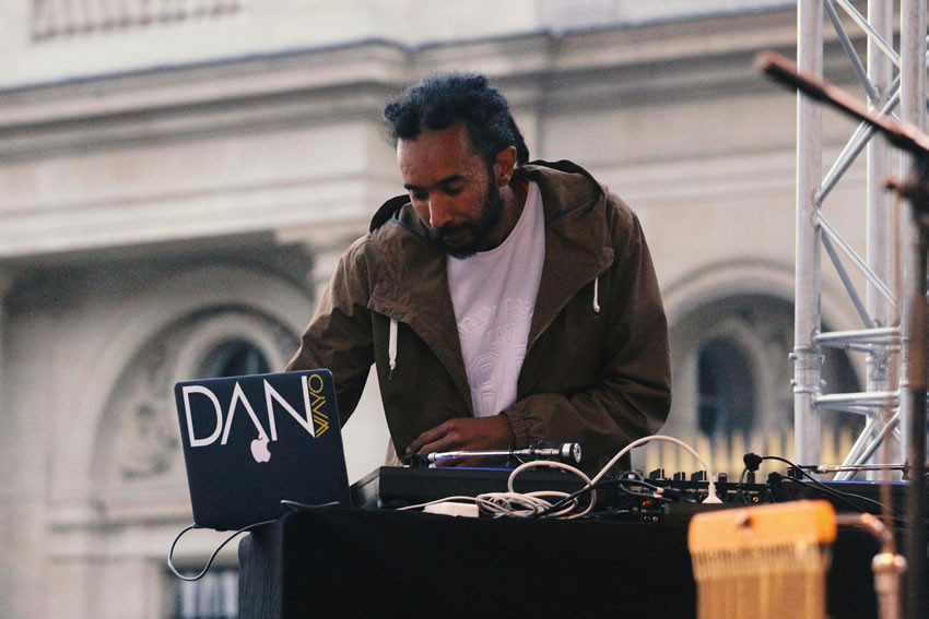 DJ Dan aux platines. Photo : thibaut ponamale