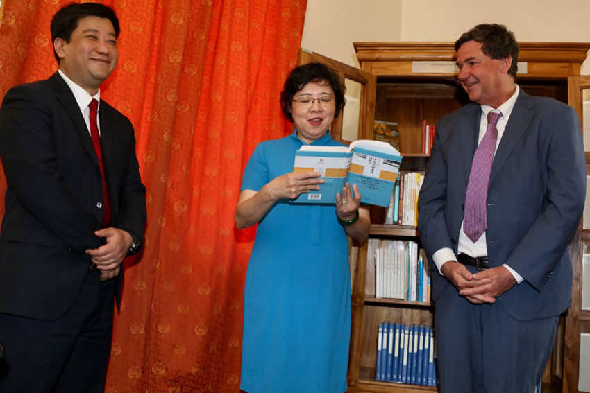 Madame LI XINYU, Directrice générale de l’Association du Peuple Chinois pour l’Amitié avec l’Etranger, lit un extrait d'un livre sur la médecine chinoise