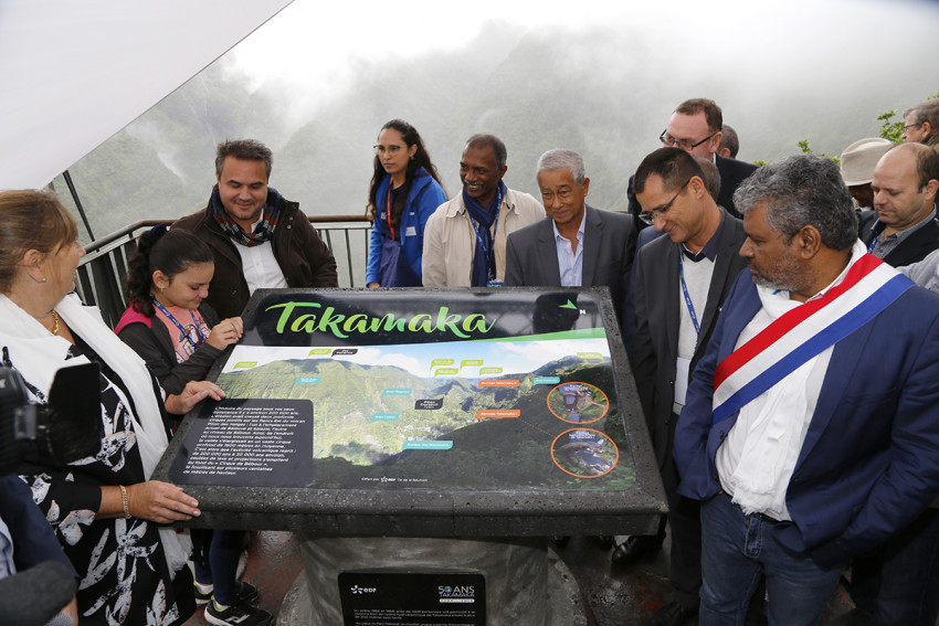 Dévoilement de la plaque des 50 ans de  TAKAMAKA par les invités et les élus