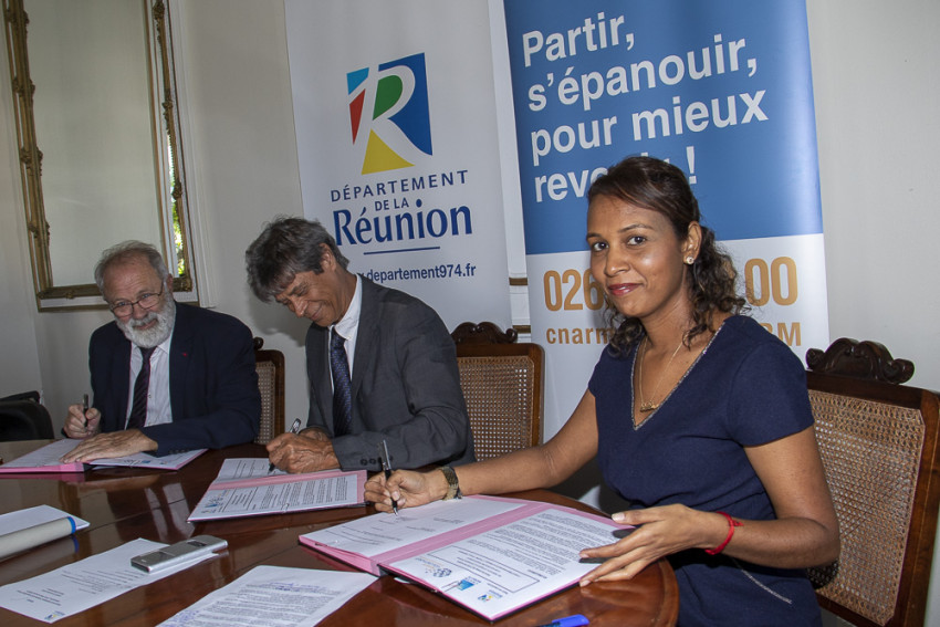 signature d'une convention entre Jacques Godfrain Président de l'association France Volontaires, le Vice-président du Département de La Réunion et la représentante du CNARM