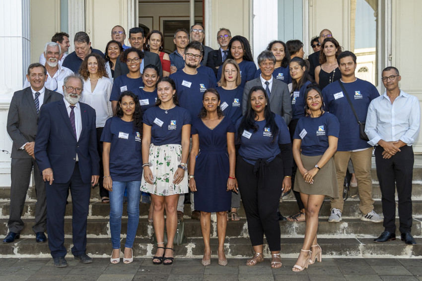 photo de groupe avec les partenaires et les 13 réunionnais qui partent en mission dans la zone océan Indien