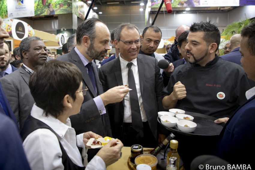 Le Premier ministre et la ministre des Outre-mer ont goûté à des spécialités culinaires du chef du Village Réunion, Nicolas Rivière