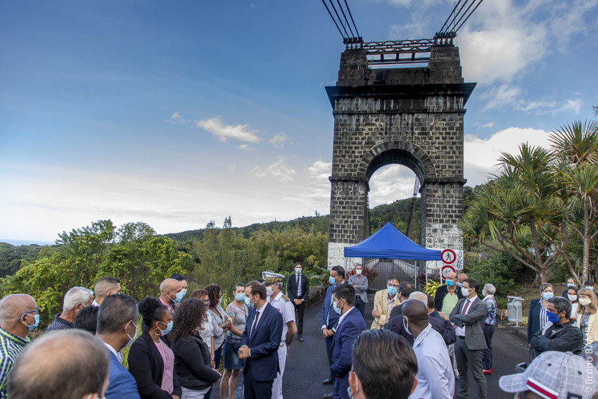 Le Ministre s'est rendu sur le pont suspendu de la Rivière de l'Est à sainte-Rose, pour la présentation du chantier de réhabilitation de l'infrastructure.