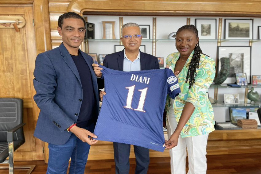 Le Président Cyrille Melchior entouré de Fabrice Abriel, nouvel entraîneur de l'équipe féminine du PSG et de Kididiatou Diani qui était attaquante du PSG au moment de la photo (JUIN 2023) et qui évolue aujourd'hui en équipe de France.