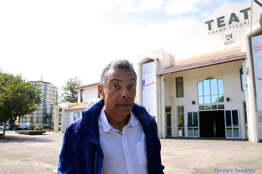 Thierry Jardinot devant le théâtre de Champ-Fleuri