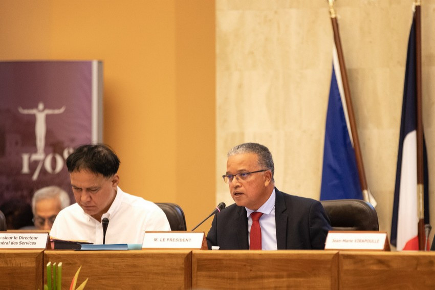 Cyrille Melchior prononce un discours à la tribune officielle de l'Hémicycle départemental