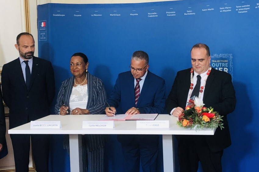 le Président du Département Cyrille Melchior signe le contrat de convergence et de transformation de La Réunion, en présence d'Edouard Philippe Premier Ministre