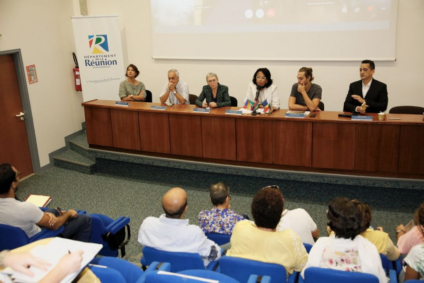 Présentation, lors d'une conférence de presse aux Archives Départementales, de l'exposition virtuelle