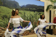 des danseuses sur le stand du Village Réunion