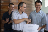 Serge Eric HOAREAU Vice-Président aux affaires agricoles, félicite Jimmy PERIBE de Provanille qui a obtenu la médaille d'or pour sa vanille des laves
