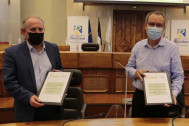 Patrick Jarry et Serge Hoareau qui montrent la charte d'engagement signée pour le plan Un million d'arbres pour La Réunion